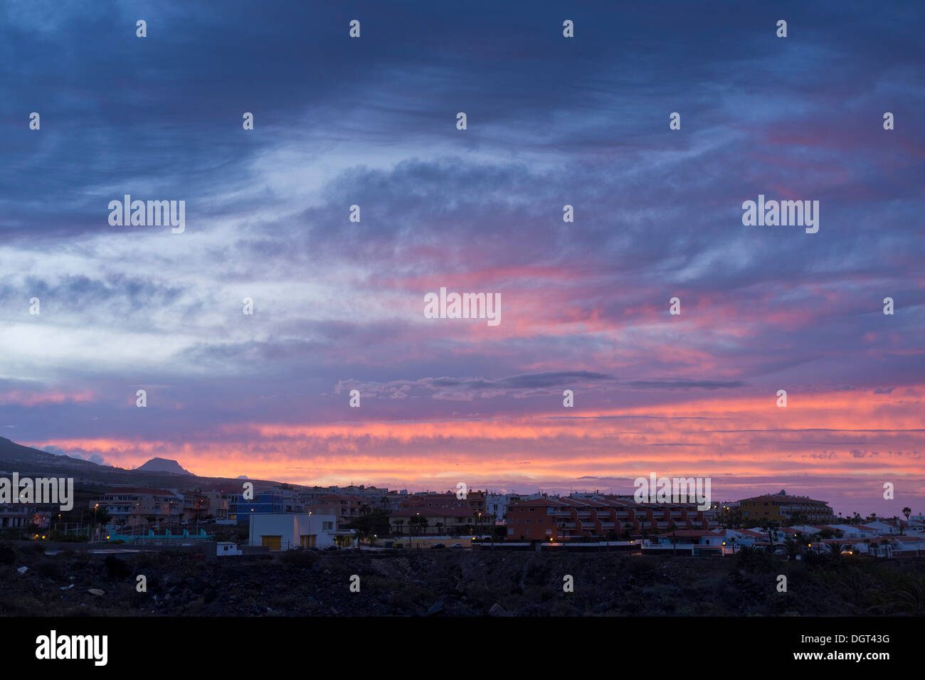 Ciel rouge à l'aube sur le village de Playa San Juan, sur la côte ouest de Tenerife, Canaries, Espagne Banque D'Images