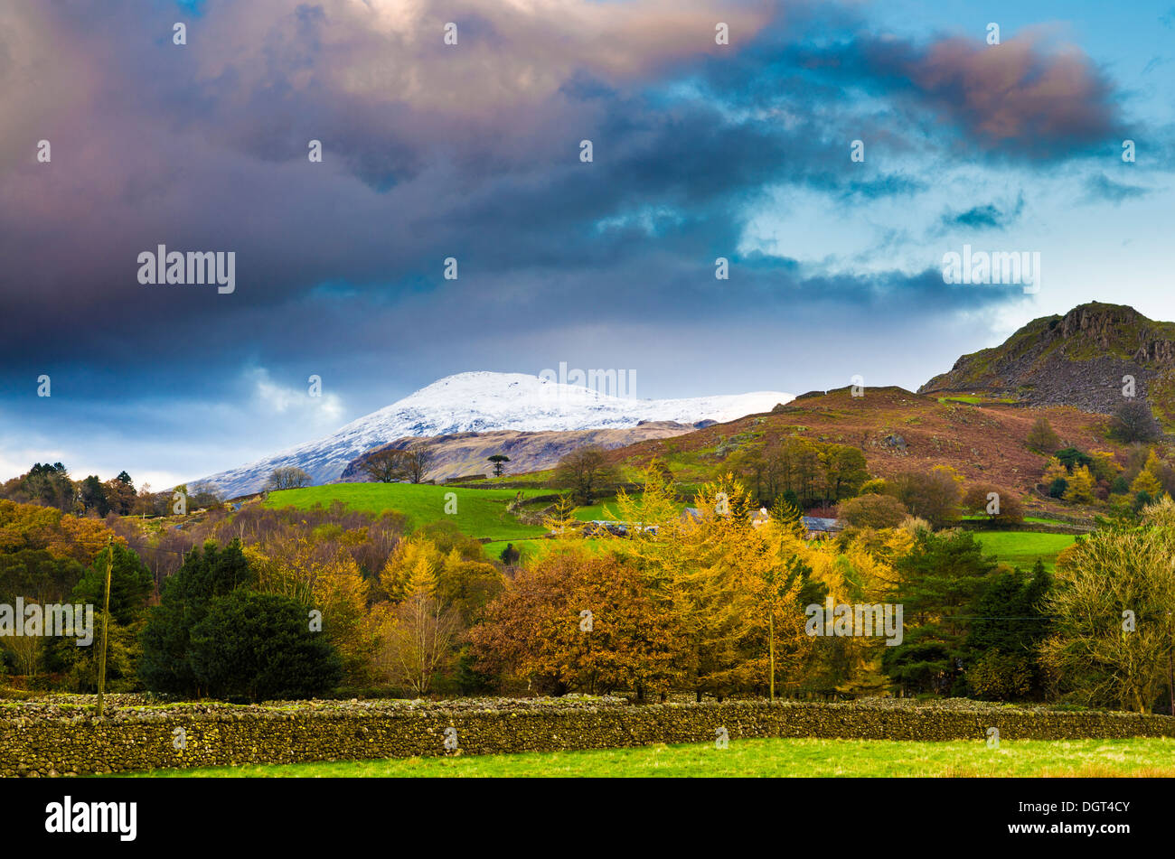 La neige de l'automne sur Scafell Pike vu de Eskdale dans le Lake District, Cumbria, Angleterre. Banque D'Images