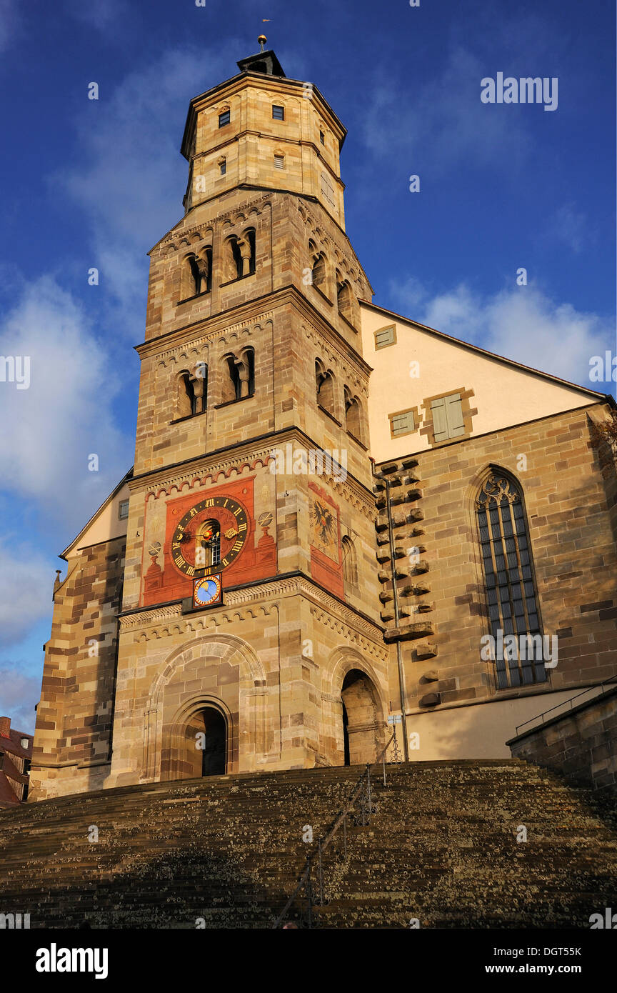 Église paroissiale Saint Michel, 1427, avec l'horloge de l'église et de l'horloge astronomique, 1746, escalier extérieur, 1507, la place du marché Banque D'Images