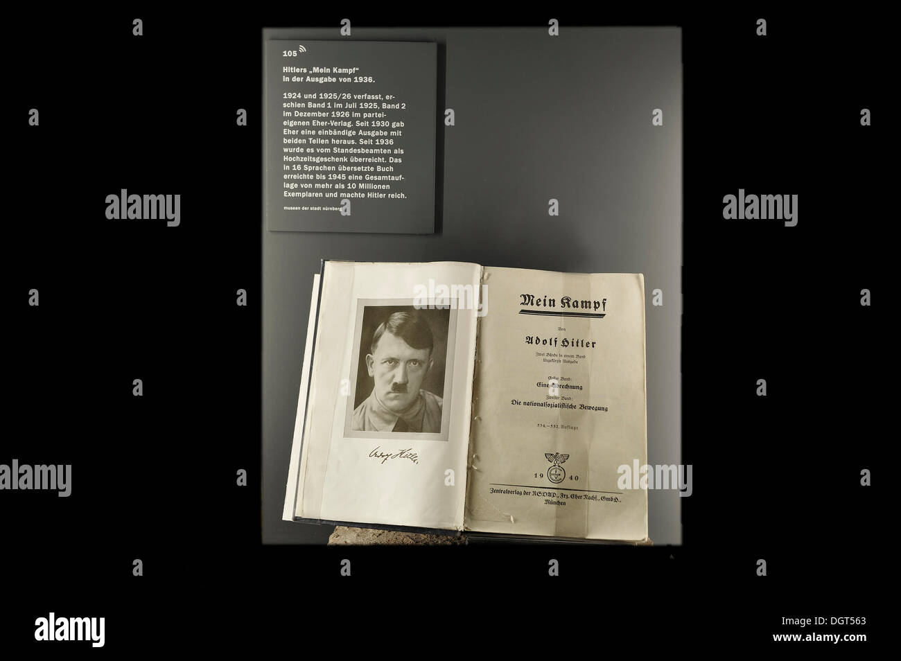 Le livre 'Mein Kampf', édition 1936, par Adolf Hitler, qui fait partie de l'exposition permanente, "Fascination et violence", dans le Banque D'Images
