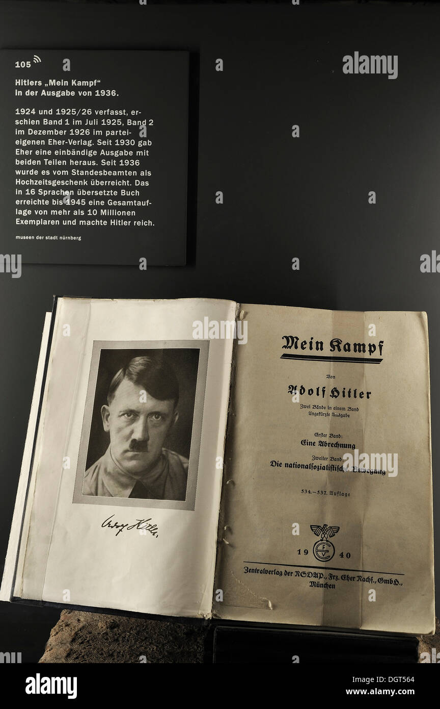 Le livre 'Mein Kampf', édition 1936, par Adolf Hitler, qui fait partie de l'exposition permanente, "Fascination et violence", dans le Banque D'Images