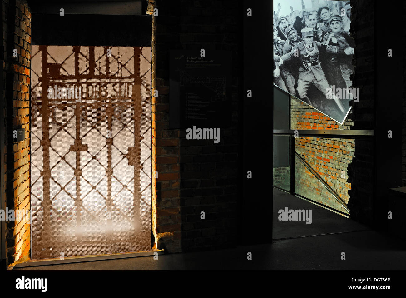 Life-size photo de la porte de Camp de concentration de Buchenwald, gauche, encourageant la population allemande, à droite, dans l'espace d'exposition Banque D'Images