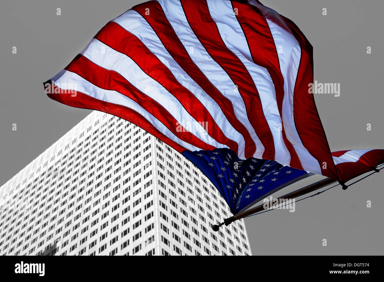 U.S.-American flag flying en face d'un gratte-ciel, New York City, New York, United States Banque D'Images