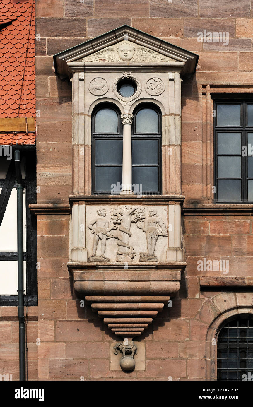 Baie vitrée avec un relief de la chute de l'homme, sur la façade de l'hôtel particulier, construit 1533-1544 Tucher, Hirschelgasse 9-11, Nuremberg Banque D'Images