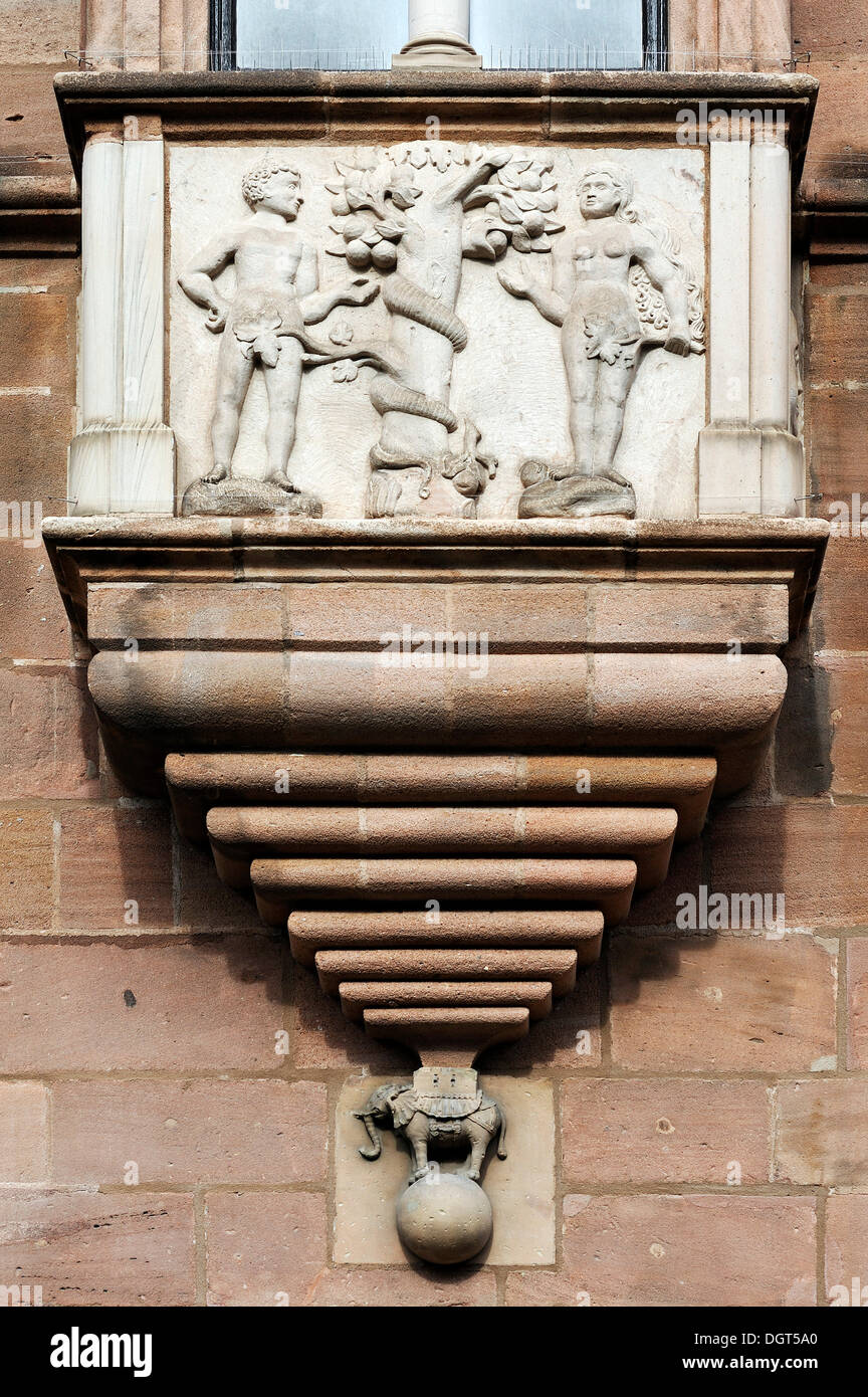 Baie vitrée avec un relief de la chute de l'homme, sur la façade de l'hôtel particulier, construit 1533-1544 Tucher, Hirschelgasse 9-11, Nuremberg Banque D'Images