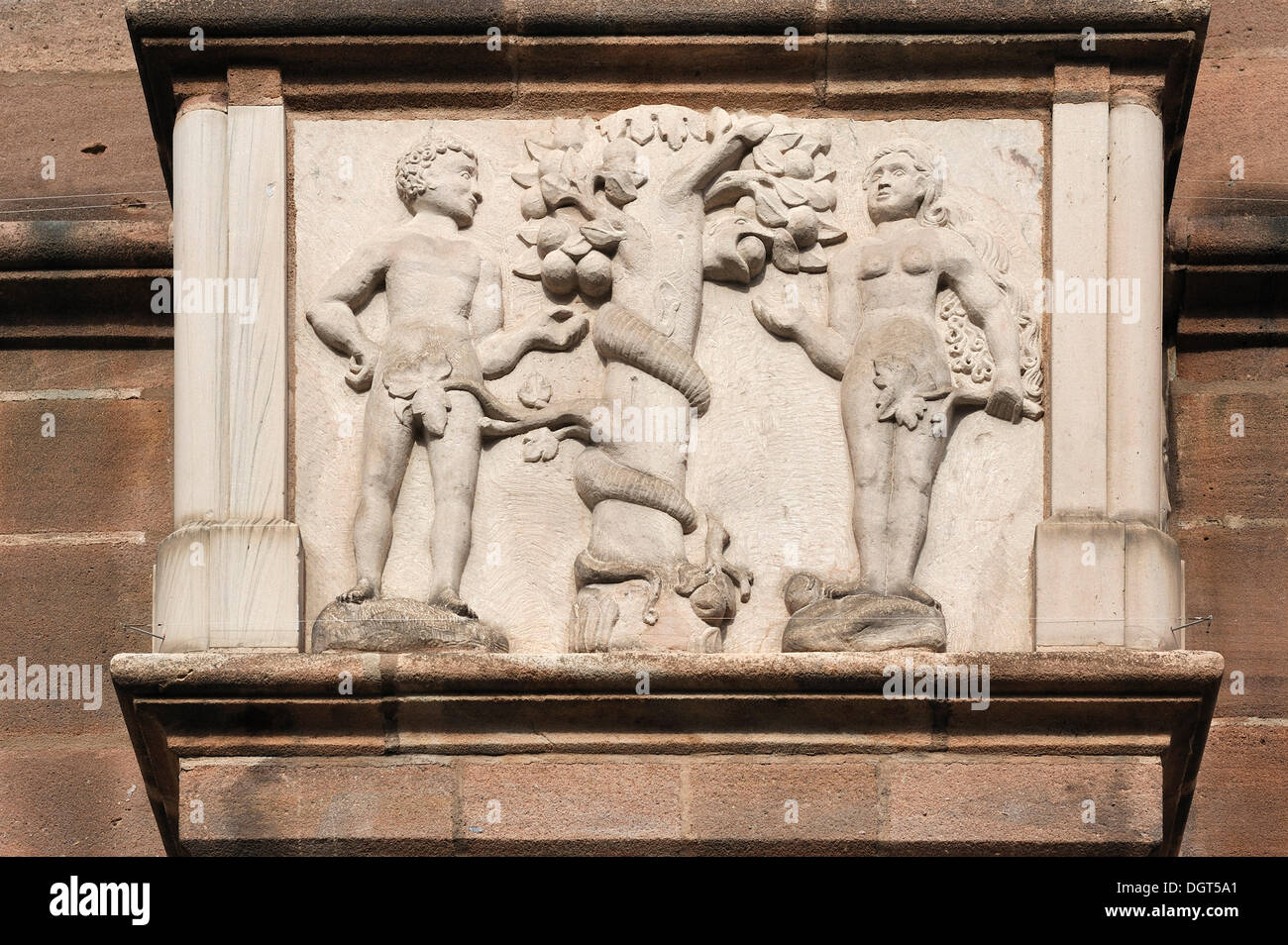 Baie vitrée avec un relief de la chute de l'homme, sur la façade de l'hôtel particulier, construit 1533-1544 Tucher, Hirschelgasse 9-11, Nuremberg Banque D'Images