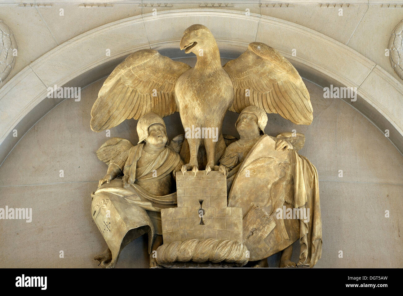 Aigle avec deux putti, sculpture au-dessus de l'entrée du Hall, Hirschelgasse Hirsvogel 9-11, Nuremberg, Middle Franconia, Bavaria Banque D'Images