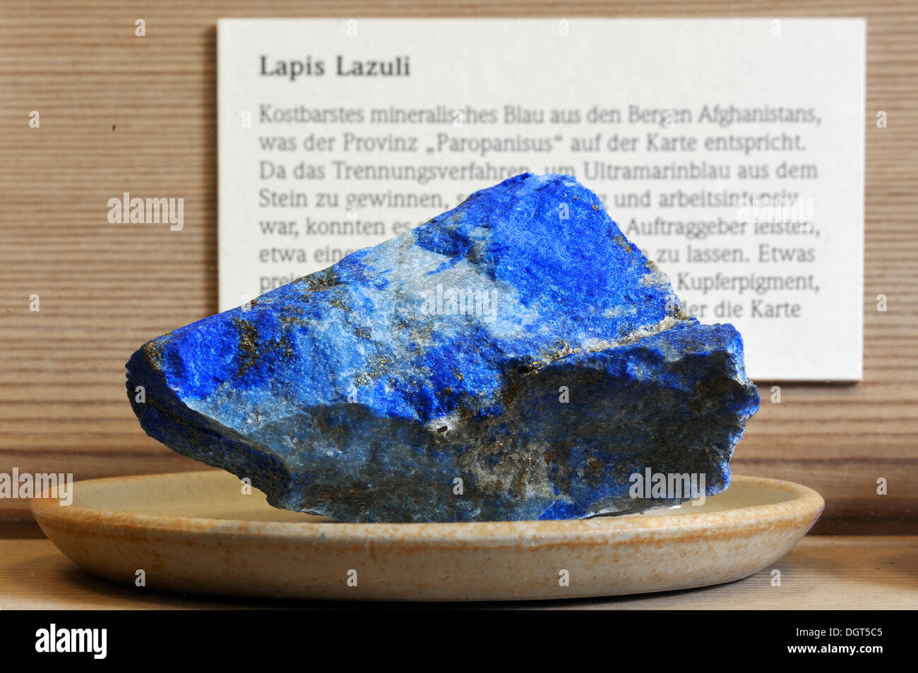 Le lapis-lazuli, bleu minéral brillant mélange pour la production de peintures, Albrecht Duerer House, centre historique, Nuremberg Banque D'Images