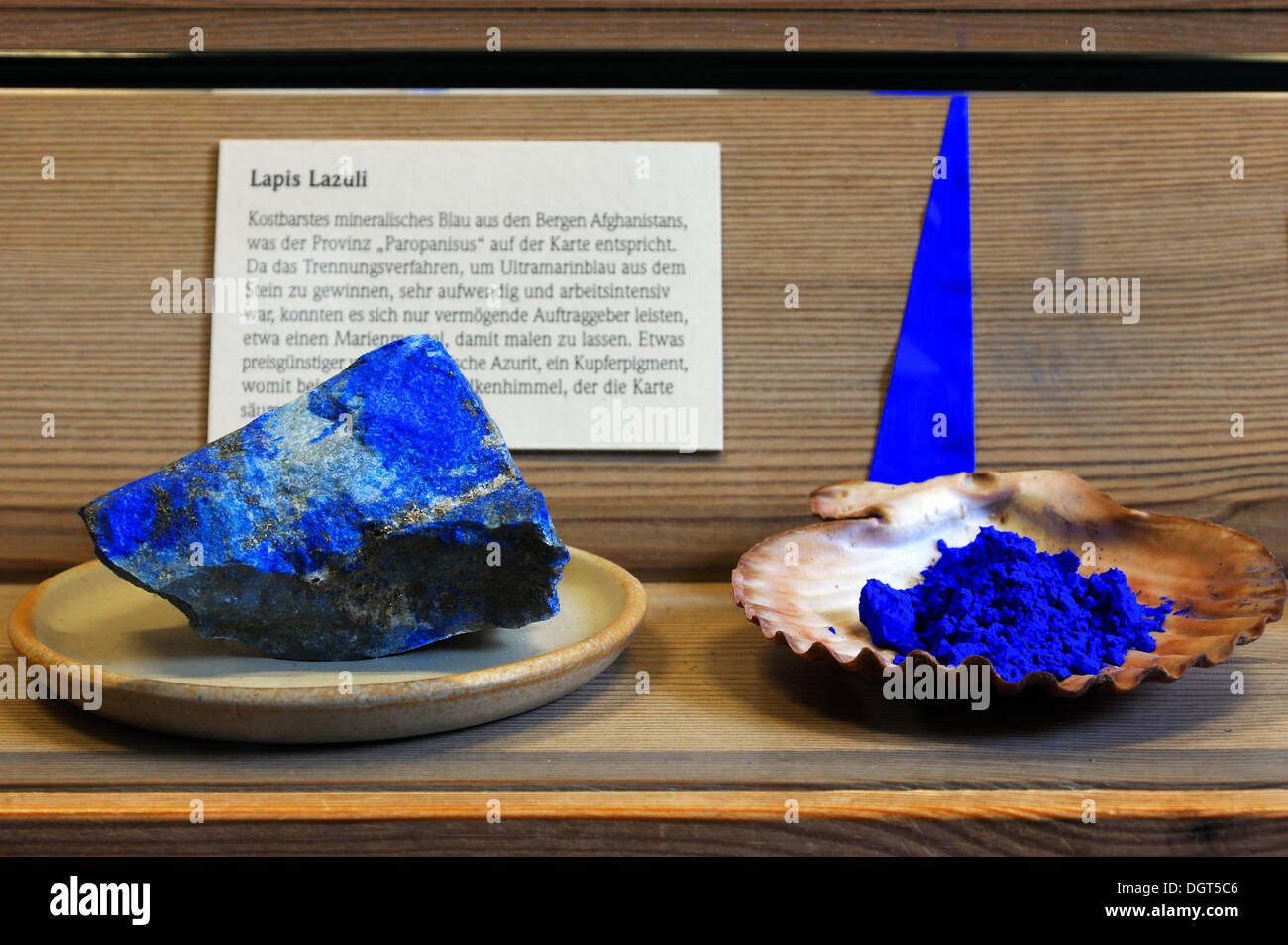 Le lapis-lazuli, bleu minéral brillant mélange pour la production de peintures, Albrecht Duerer House, centre historique, Nuremberg Banque D'Images
