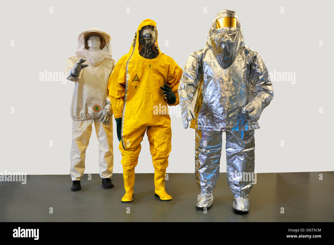 Trois costumes contemporains du service des incendies, les vêtements de protection, une combinaison de protection chimique avec un masque respiratoire, Banque D'Images