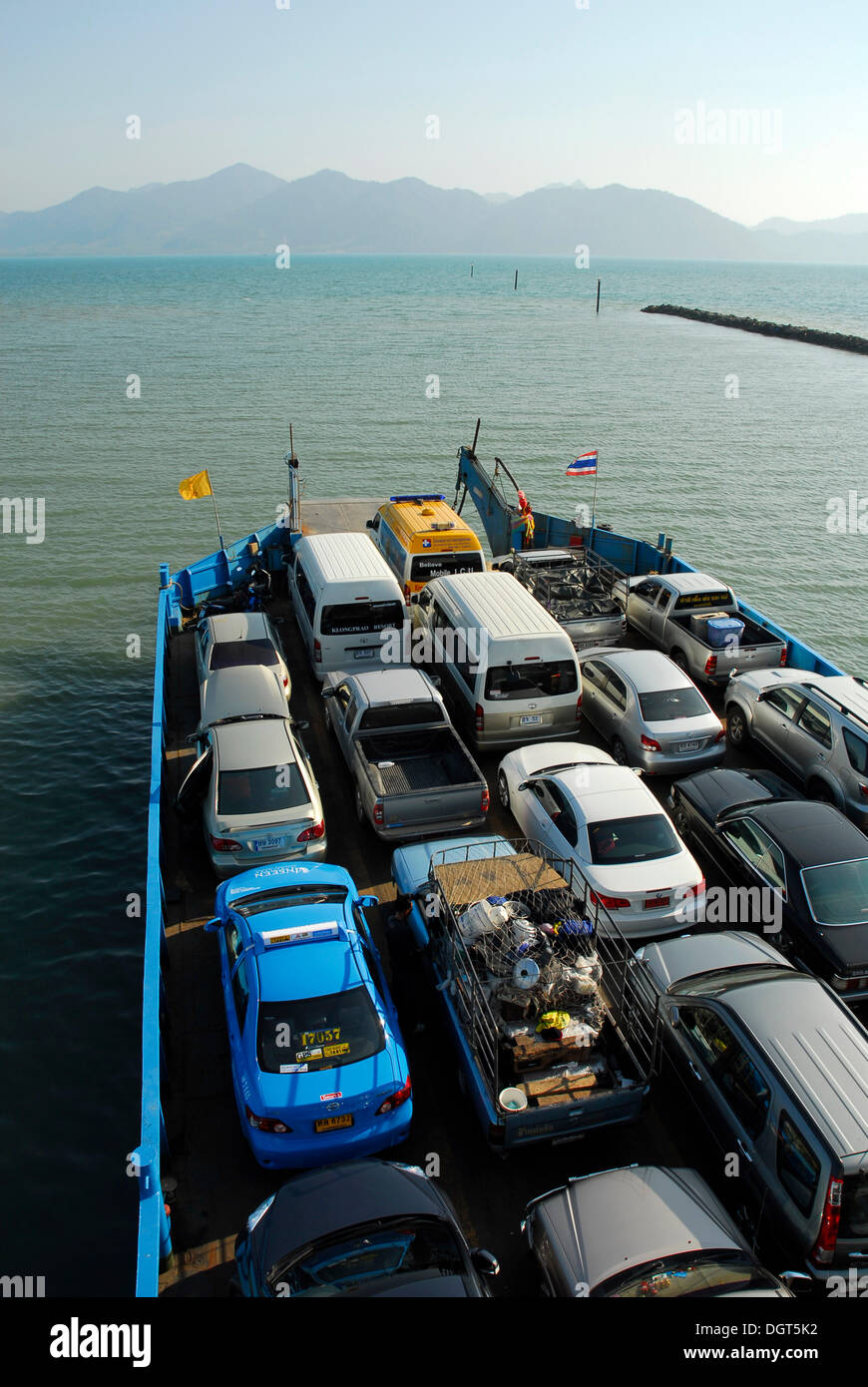Voitures sur un ferry entre Trat mainland et l'île de Koh Chang, Parc National de Mu Ko Chang, Trat, Golfe de Thaïlande, Thaïlande Banque D'Images