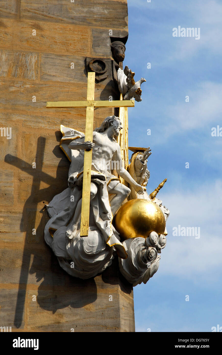 La figure religieuse avec une croix sur une façade de la vieille ville, site du patrimoine mondial de l'Bamberg, Haute-Franconie, Bavière Banque D'Images