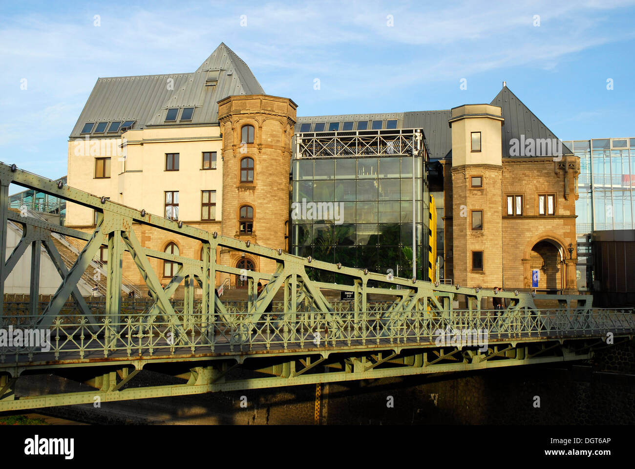 Pont tournant, un pont vers l'Schokoladenmuseum chocolat Imhoff-Stollwerck museum, musée sur l'île de Rheinau Banque D'Images