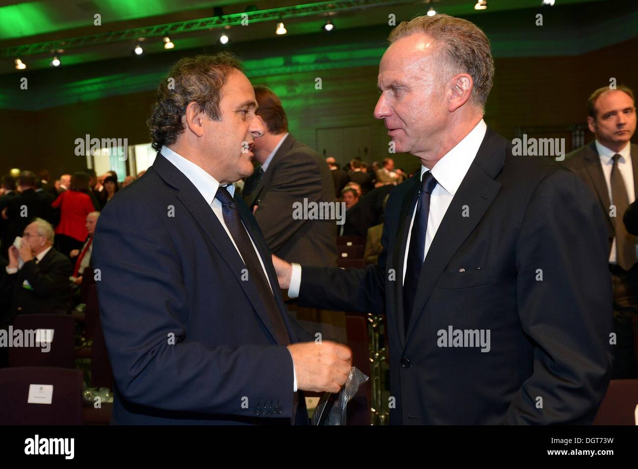 NUREMBERG, ALLEMAGNE - 24 OCTOBRE : le président de l'UEFA Michel Platini parle à FC Bayern München président Karl-Heinz Rummenigge au cours de la DFB Bundestag au NCC Nuremberg le 24 octobre 2013 à Nuremberg, Allemagne. Photo par Lars Baron/dpa Banque D'Images