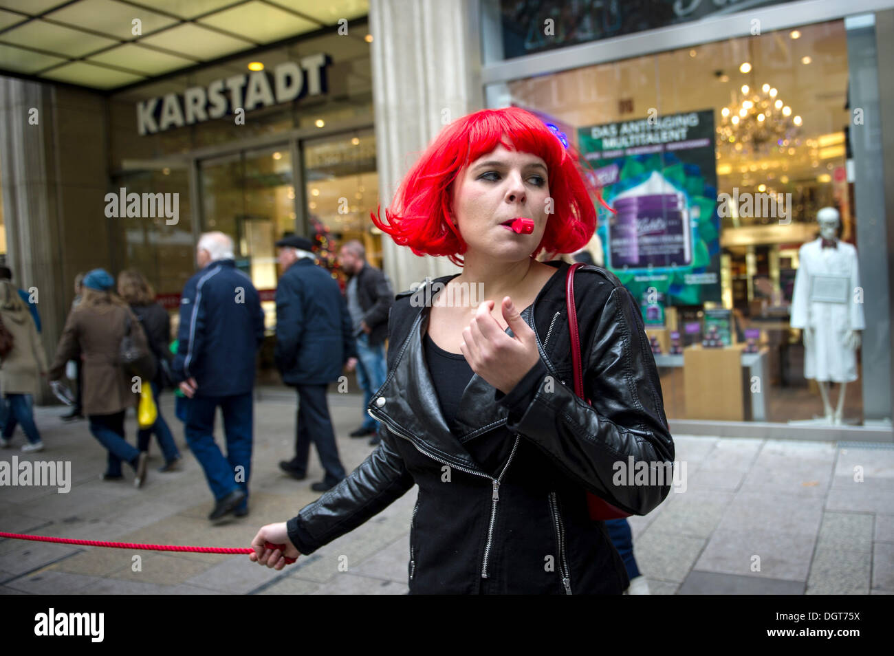 Hambourg, Allemagne. 25 octobre, 2013. Les employés des magasins Karstadt grève en dehors d'un magasin Karstadt à Hambourg, Allemagne, 25 octobre 2013. Le syndicat Verdi a appelé à la grève dans toute l'Allemagne à faire pression sur Karstadt dans le conflit salarial. Photo : MAJA HITIJ/dpa/Alamy Live News Banque D'Images