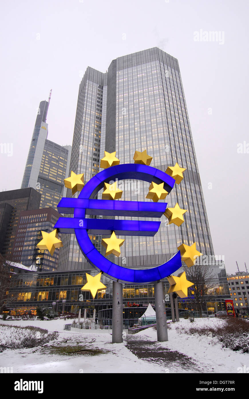 La sculpture de l'euro, symbole de la monnaie européenne, Banque centrale européenne, BCE, le harfang Willy-Brandt-Platz, Frankfurt am Main Banque D'Images
