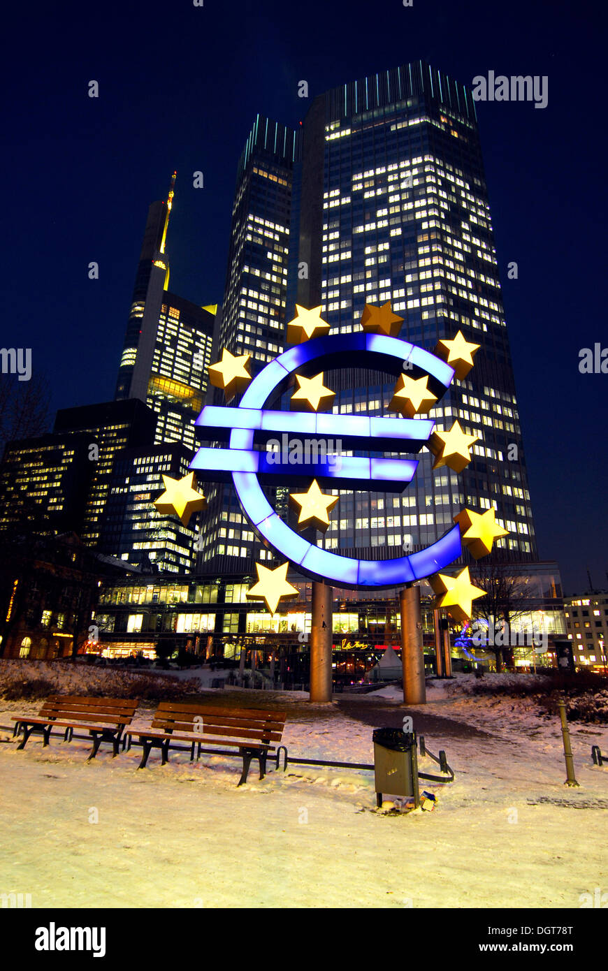 La sculpture de l'euro, symbole de la monnaie européenne, BCE, Banque centrale européenne dans la soirée, le harfang Willy-Brandt-Platz Banque D'Images