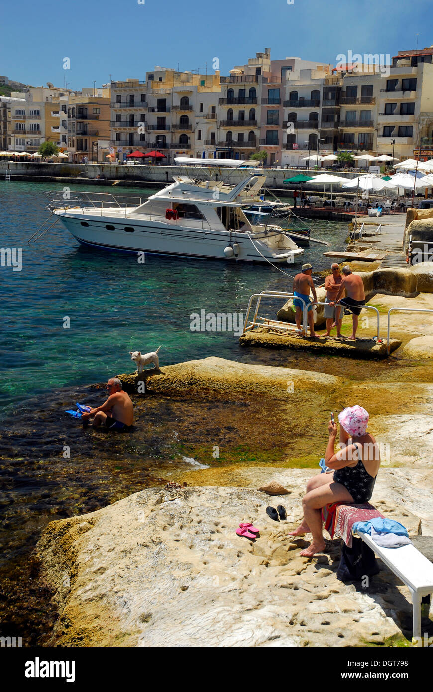 Bateaux dans la baie de Marsalforn, Marsalforn, île de Gozo, Malte, mer Méditerranée, Europe Banque D'Images
