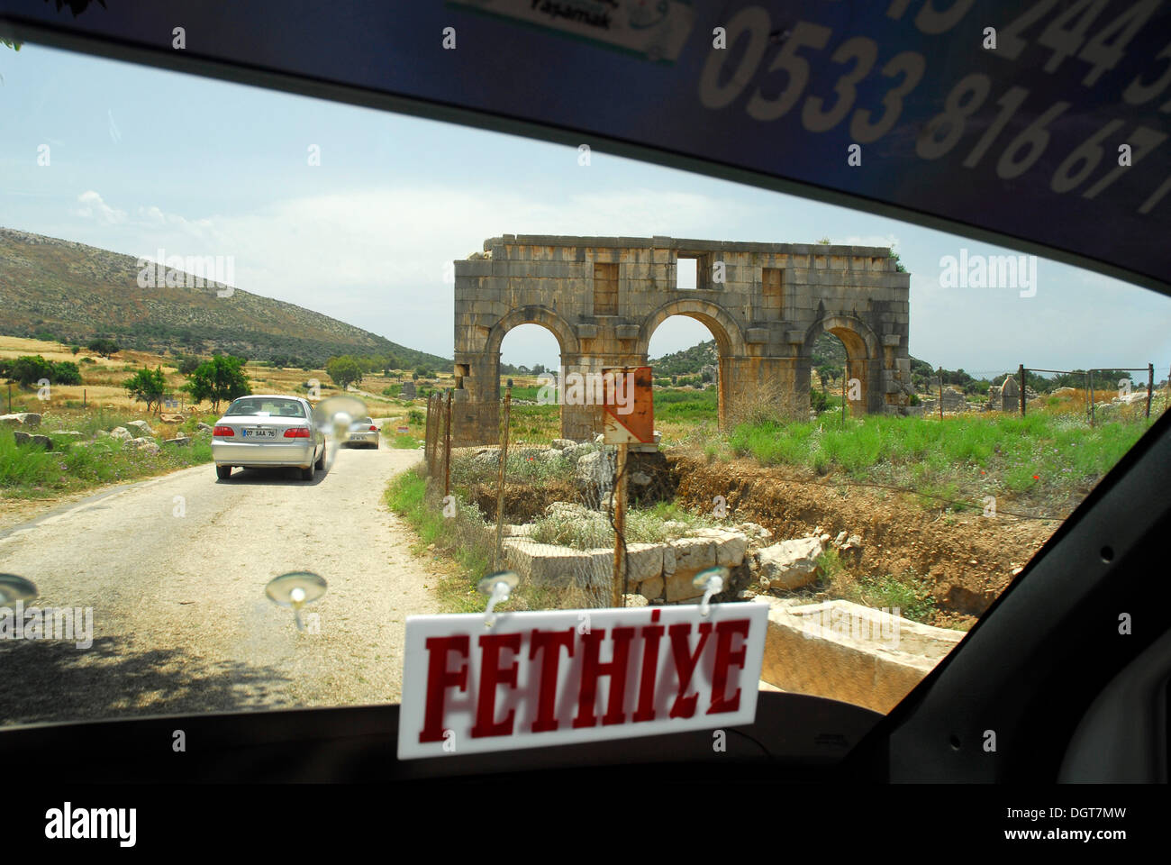 Taxi en face de la porte de la ville à la plage de Patara, ruines antiques, Patara, côte lycienne, Antalya Province, Méditerranée, Turquie Banque D'Images