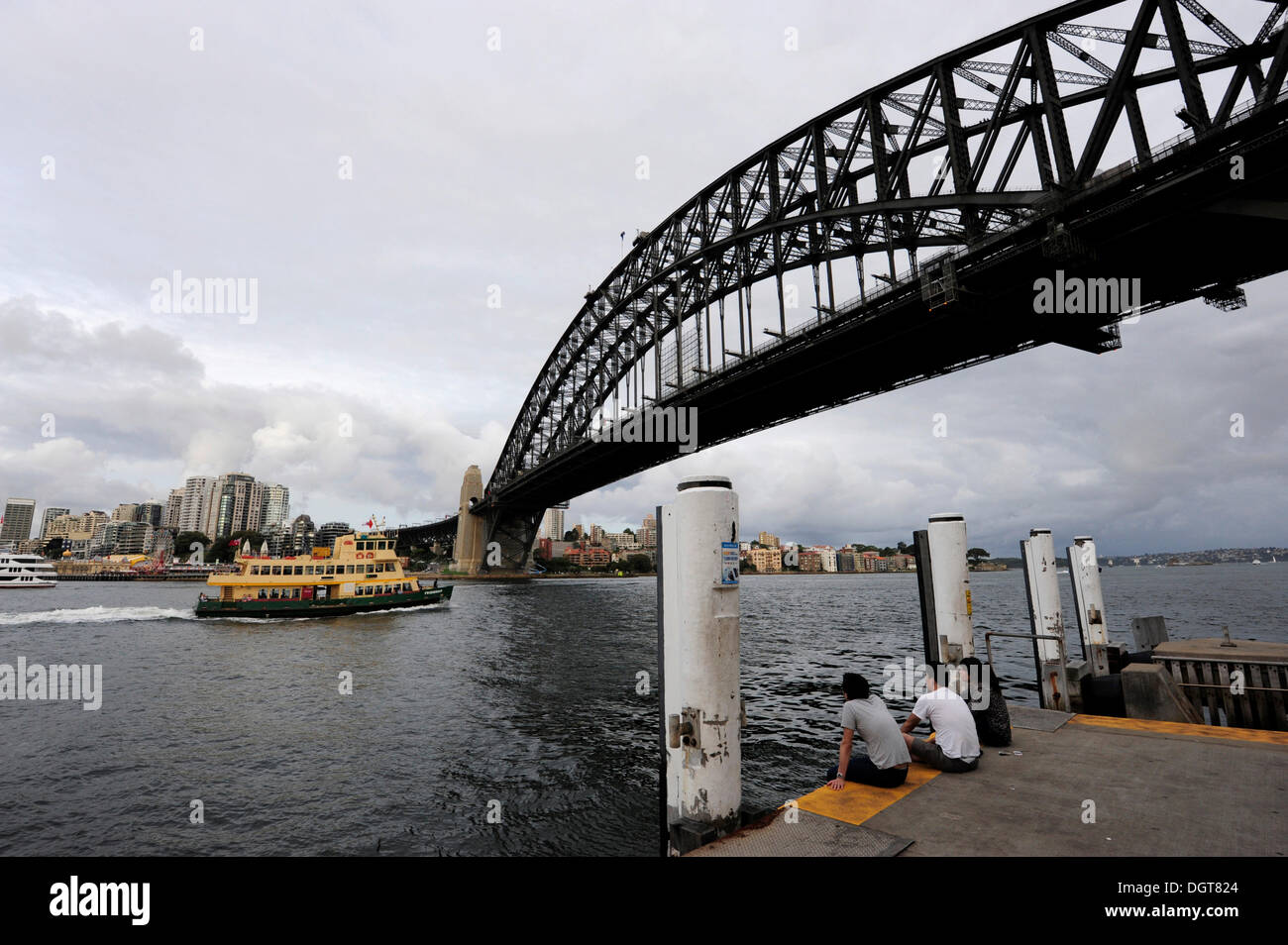 Regarder les gens passer un ferry, Dawes Point, Sydney Harbour Bridge, Sydney, New South Wales, NSW, Australie Banque D'Images