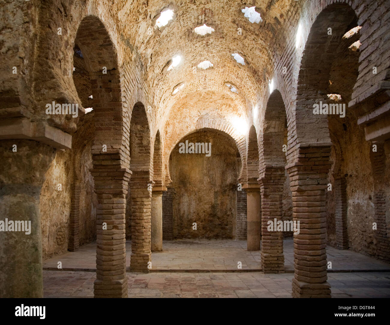 À l'intérieur 11ème siècle bains arabes Banos Arabes Ronda, province de Malaga, Espagne Banque D'Images