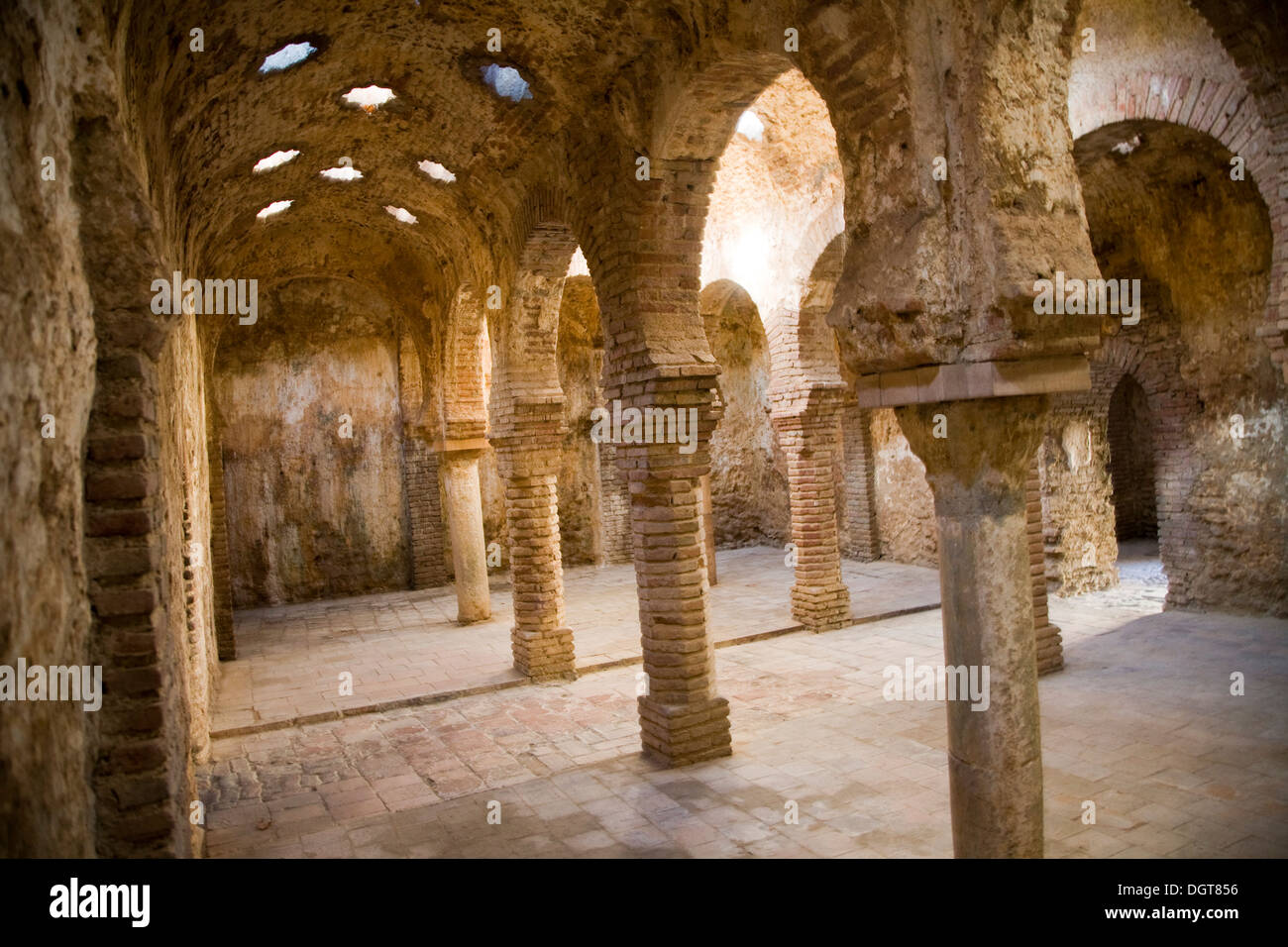 À l'intérieur 11ème siècle bains arabes Banos Arabes Ronda, province de Malaga, Espagne Banque D'Images