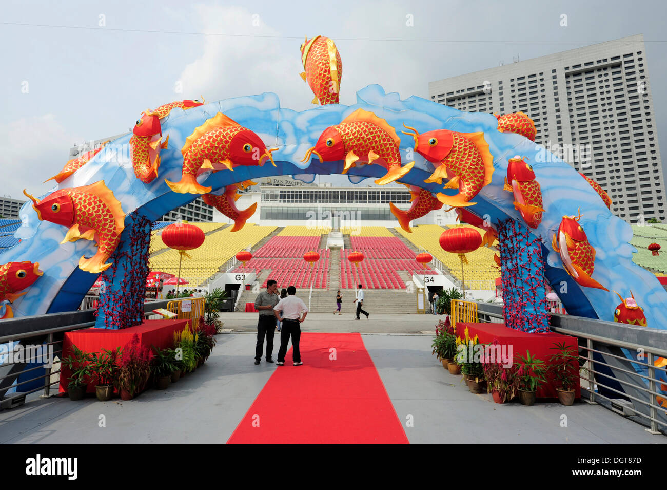 Poissons rouges dans une arche, décorations colorées pour le Nouvel An Chinois, Marina Bay, zone centrale du stade flottant Banque D'Images