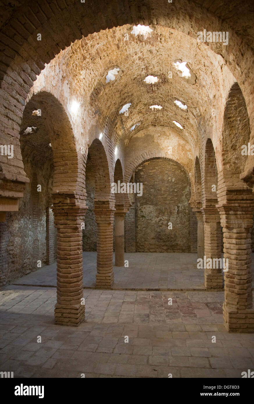 À l'intérieur 11ème siècle bains arabes Banos Arabes Ronda, province de Malaga, Espagne Banque D'Images