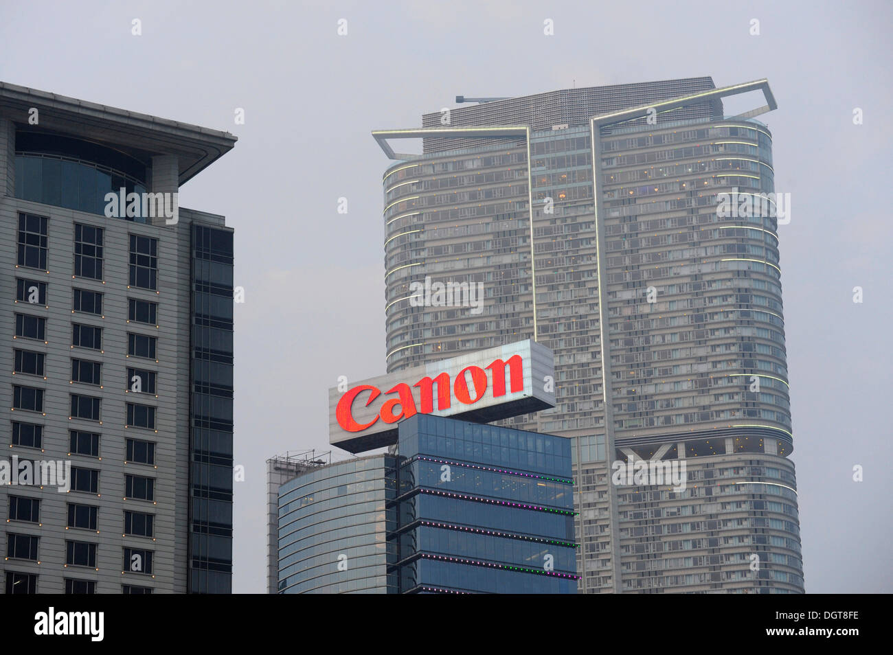 Gratte-ciel et un logo Canon, le chef-d à l'arrière, un gratte-ciel pouvant accueillir l'hôtel Hyatt Regency, Tsim Sha Tsui Banque D'Images