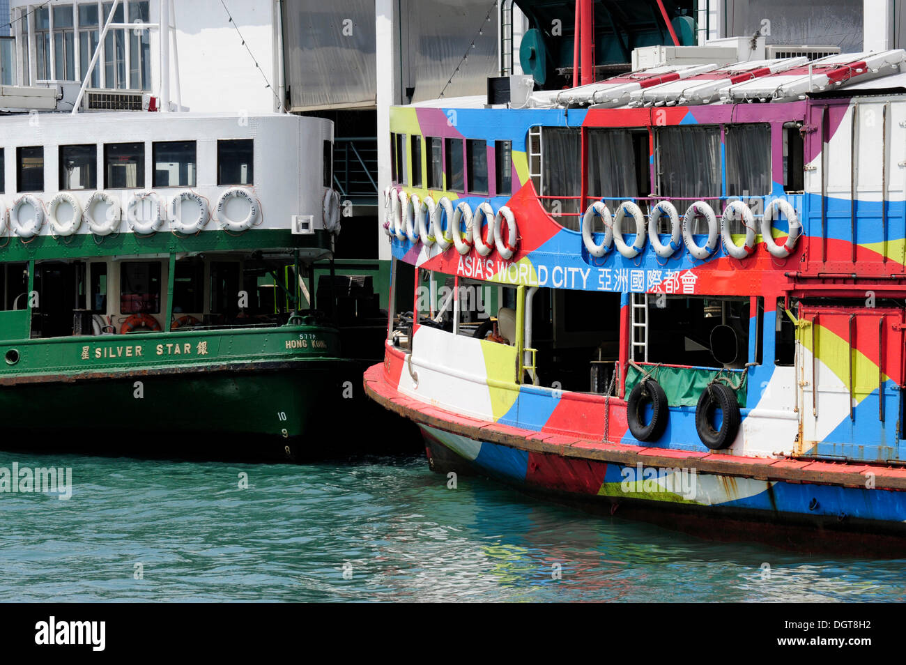 Ferries sur le Star Ferry Pier, le port de Victoria, Tsim Sha Tsui, Kowloon, Hong Kong, Chine, Asie Banque D'Images
