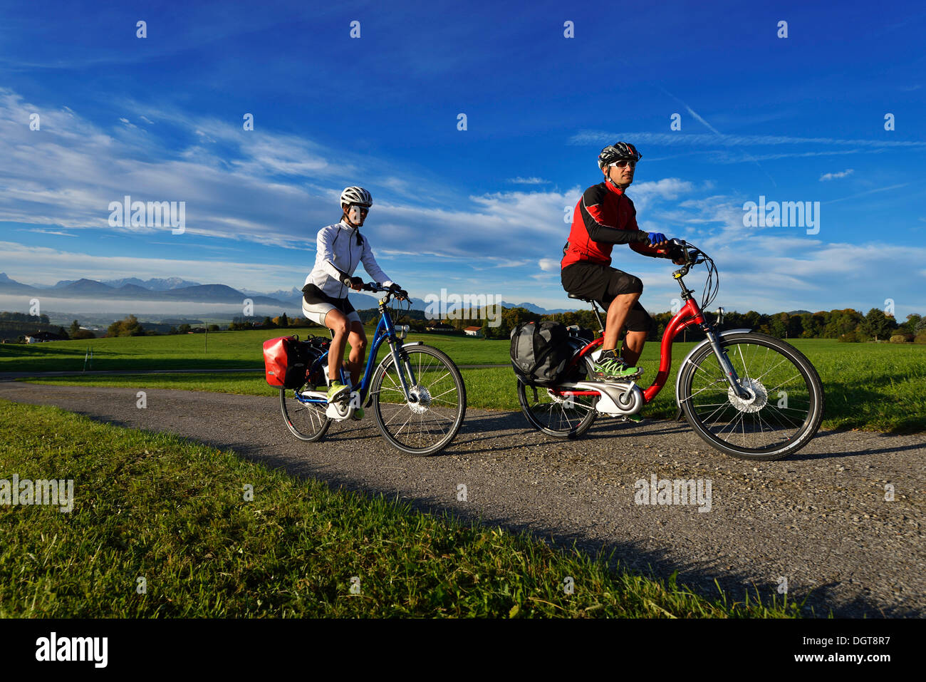 Les cyclistes équitation des vélos électriques sur Tannberg Mountain, Koestendorf, lac Waller, Lake District de Salzbourg, Salzbourg, Autriche Banque D'Images