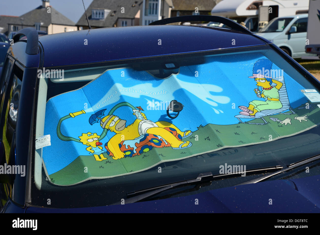 'Les Simpsons' voiture réfléchissant pare-brise-soleil, Fore Street, Redruth, Cornwall, Angleterre, Royaume-Uni Banque D'Images