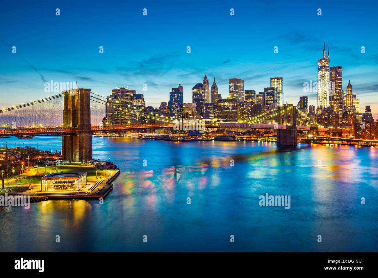 Vue de la ville de New York sur l'East River vers le quartier financier dans le borough de Manhattan. Banque D'Images