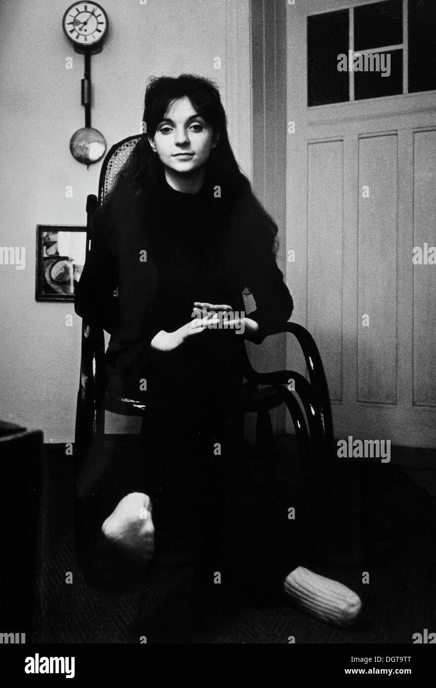Jeune femme dans un rocking-chair, l'Allemagne de l'Est, 1975 Banque D'Images