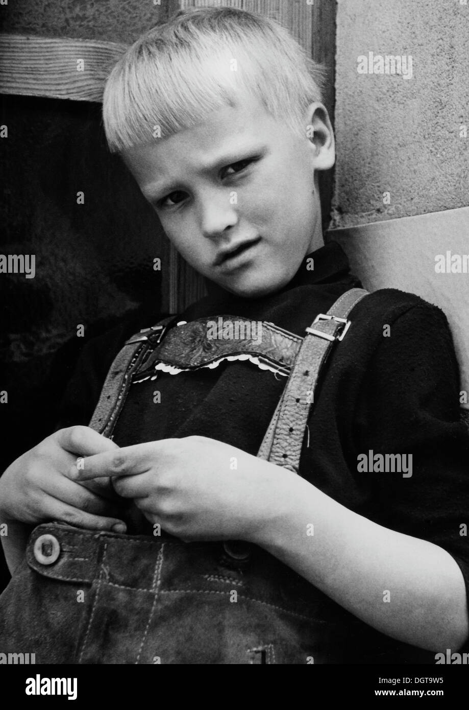 Jeune garçon portant des pantalons en cuir traditionnel, lederhosen, environ 9 ans, l'Allemagne de l'Est, autour de 1972 Banque D'Images