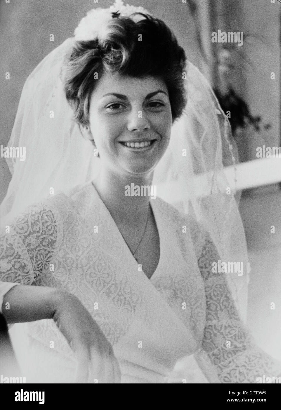 Jeune femme en robe de mariée, Leipzig, Saxe, Allemagne de l'Est, 1975 Banque D'Images