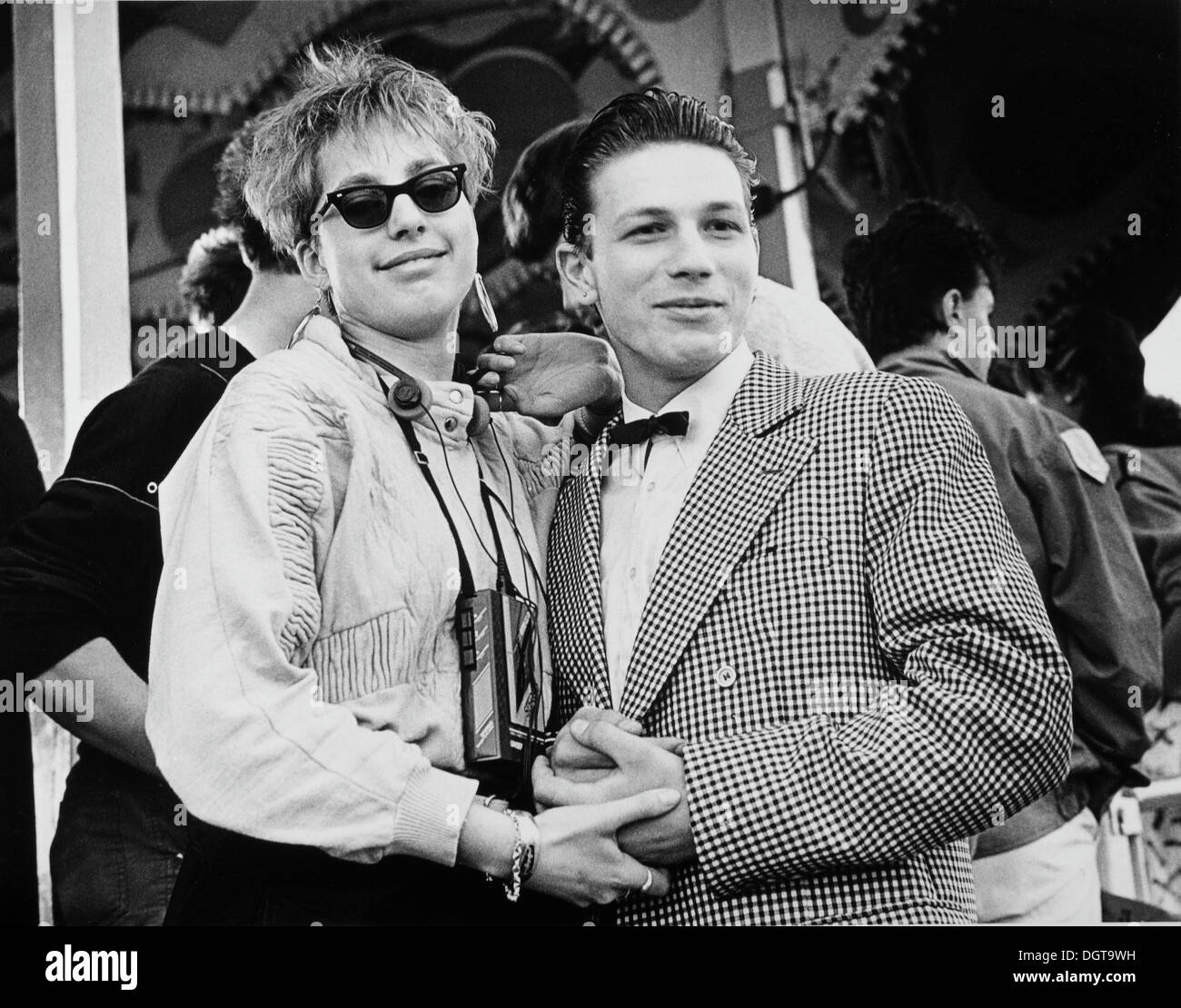 Les adolescents à un parc d'amusement, Leipziger foire Kleinmesse, Leipzig, Saxe, Allemagne de l'Est, vers 1986. Banque D'Images