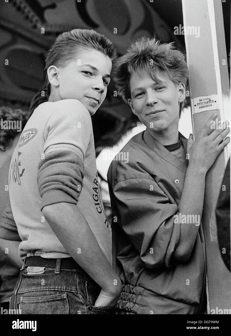Les adolescents à un parc d'amusement, Leipziger foire Kleinmesse, Leipzig, Saxe, Allemagne de l'Est, vers 1986. Banque D'Images