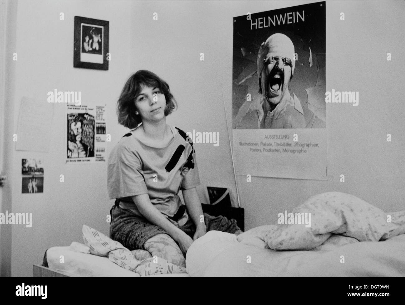 Jeune femme, étudiant, avec poster de Helnwein, Leipzig, Saxe, Allemagne de l'Est, vers 1986. Banque D'Images