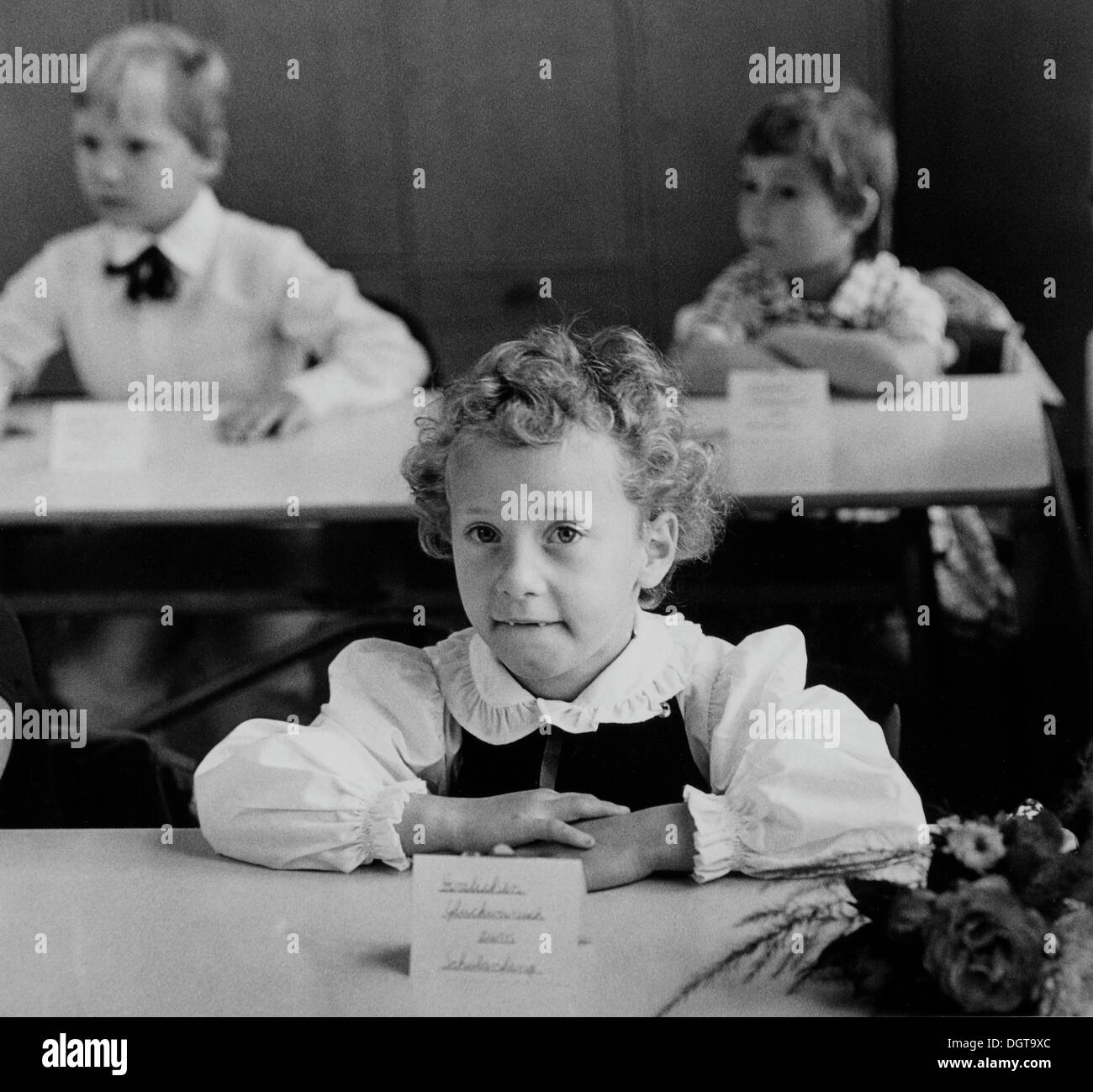 Les enfants à leur première journée d'école, l'Allemagne de l'Est, la mémoire DDR sur 1984 Banque D'Images
