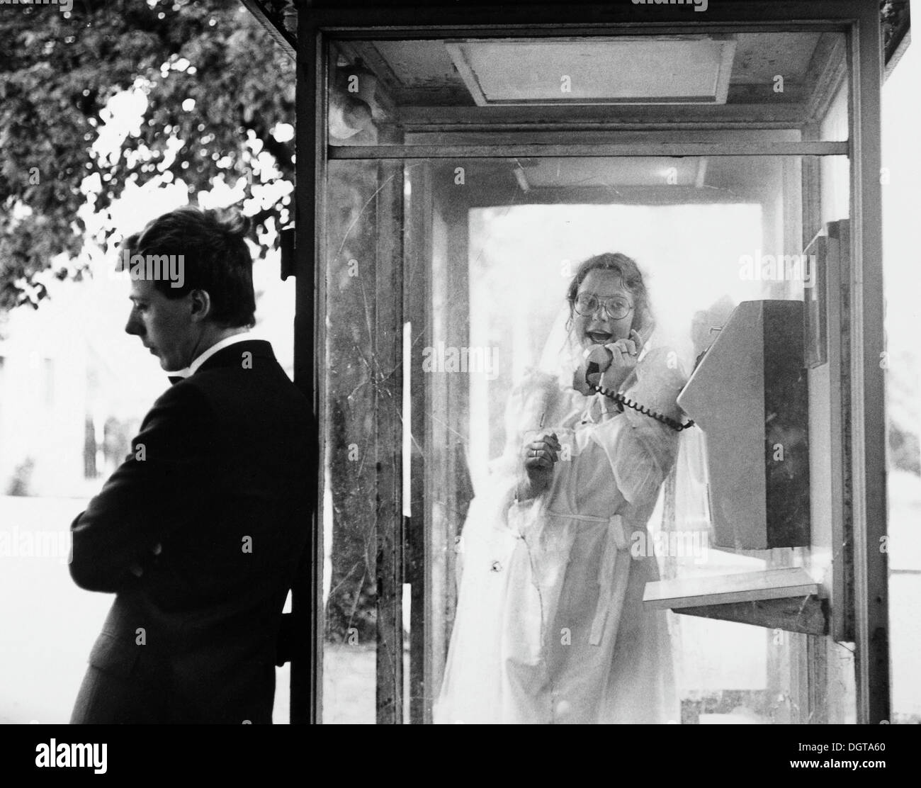 Ouple de mariage dans une cabine téléphonique publique, vers 1984, Leipzig, Saxe, RDA, l'Allemagne, l'Europe Banque D'Images