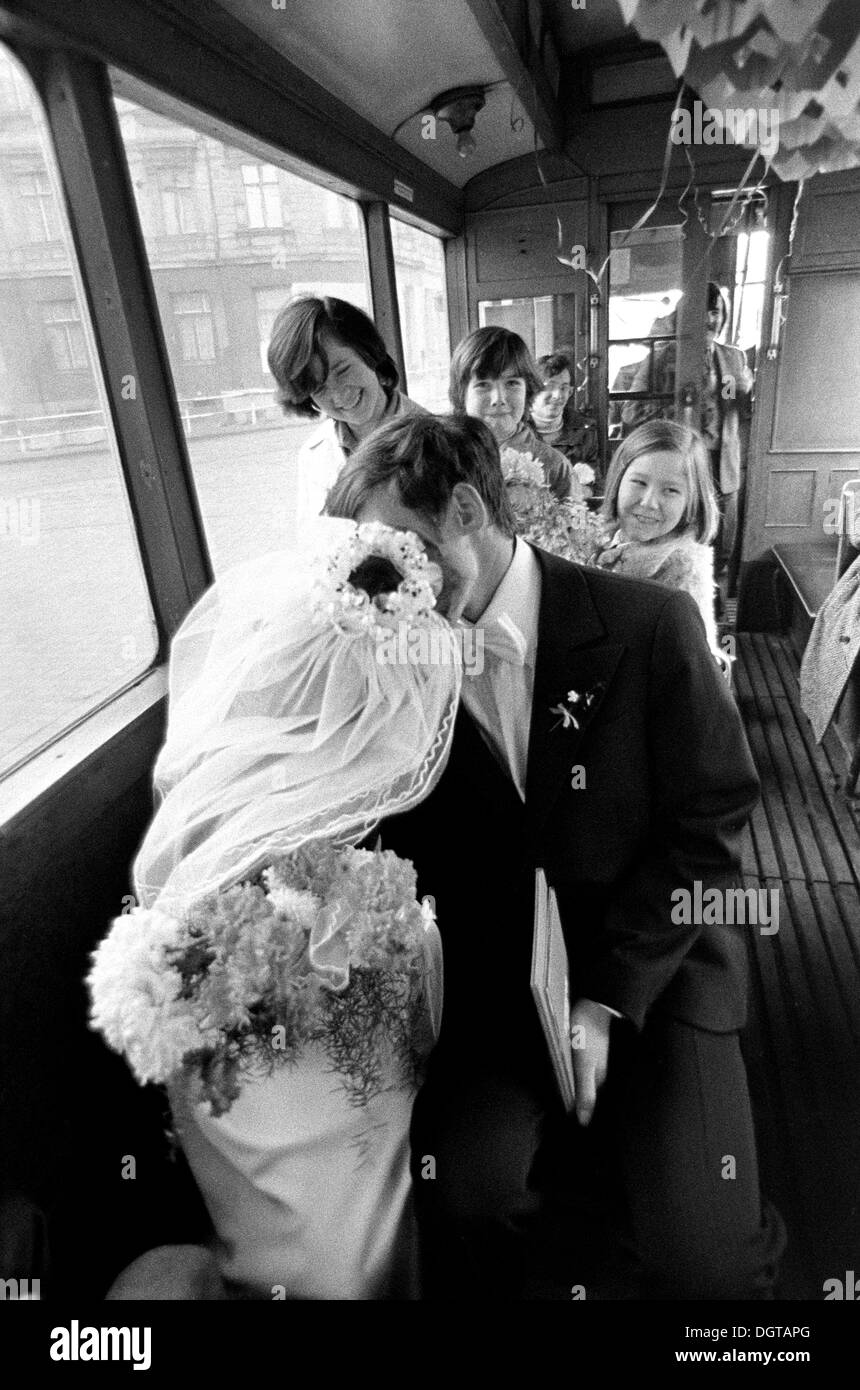 Mariage dans un vieux tram, vers 1974, Leipzig, RDA, République démocratique allemande, l'Europe Banque D'Images