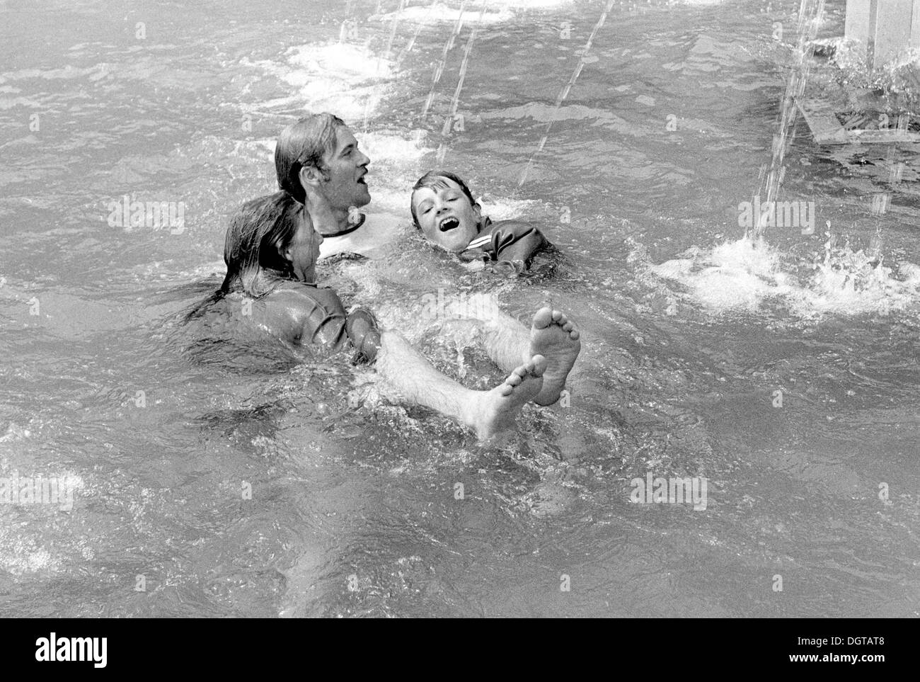 Les jeunes gens se baignant dans une fontaine, Allemand de l'Est de la gymnastique et Sports Festival de la RDA, Leipzig, Allemagne de l'Est, 1983 Banque D'Images