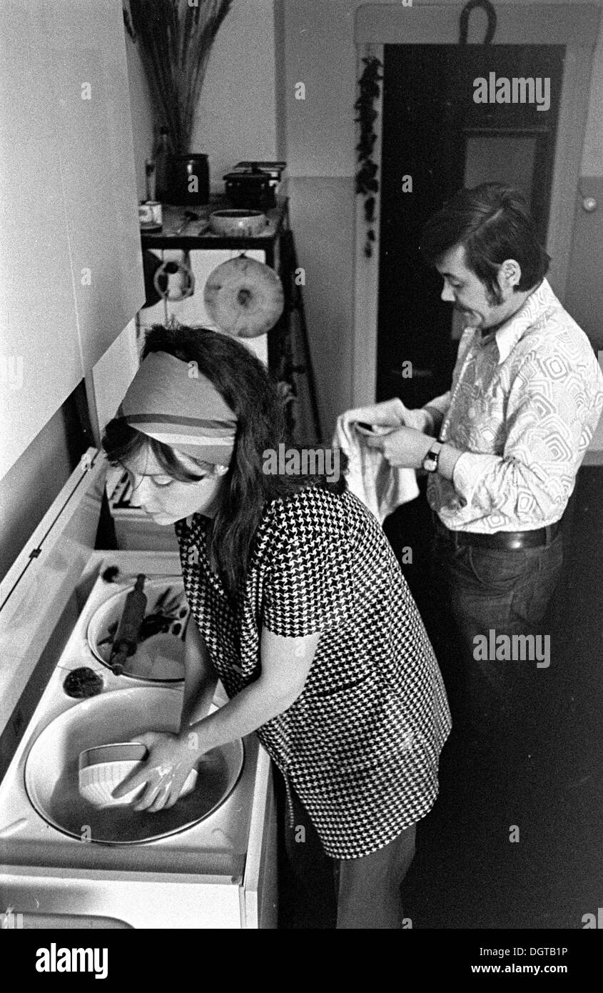 Jeune couple faisant la lessive, Leipzig, Allemagne de l'est photographie historique autour de 1978 Banque D'Images