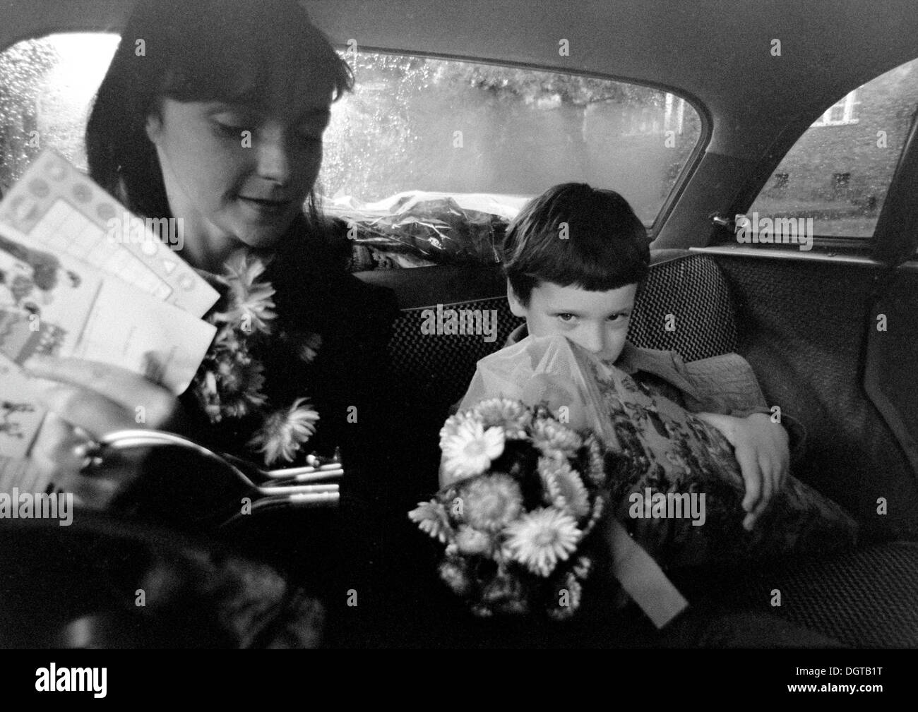 Mère et première niveleuse avec une école de cône dans une voiture, Leipzig, Allemagne de l'est photographie historique autour de 1978 Banque D'Images