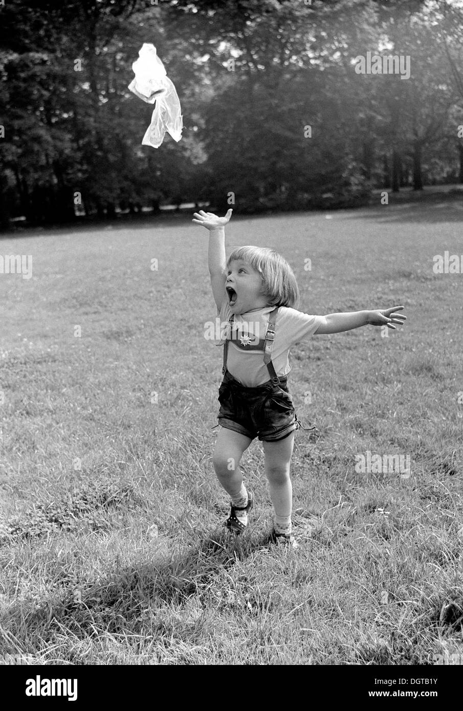 Petit garçon de cinq ans jouant dans un pré, Leipzig, Allemagne de l'est photographie historique autour de 1976 Banque D'Images