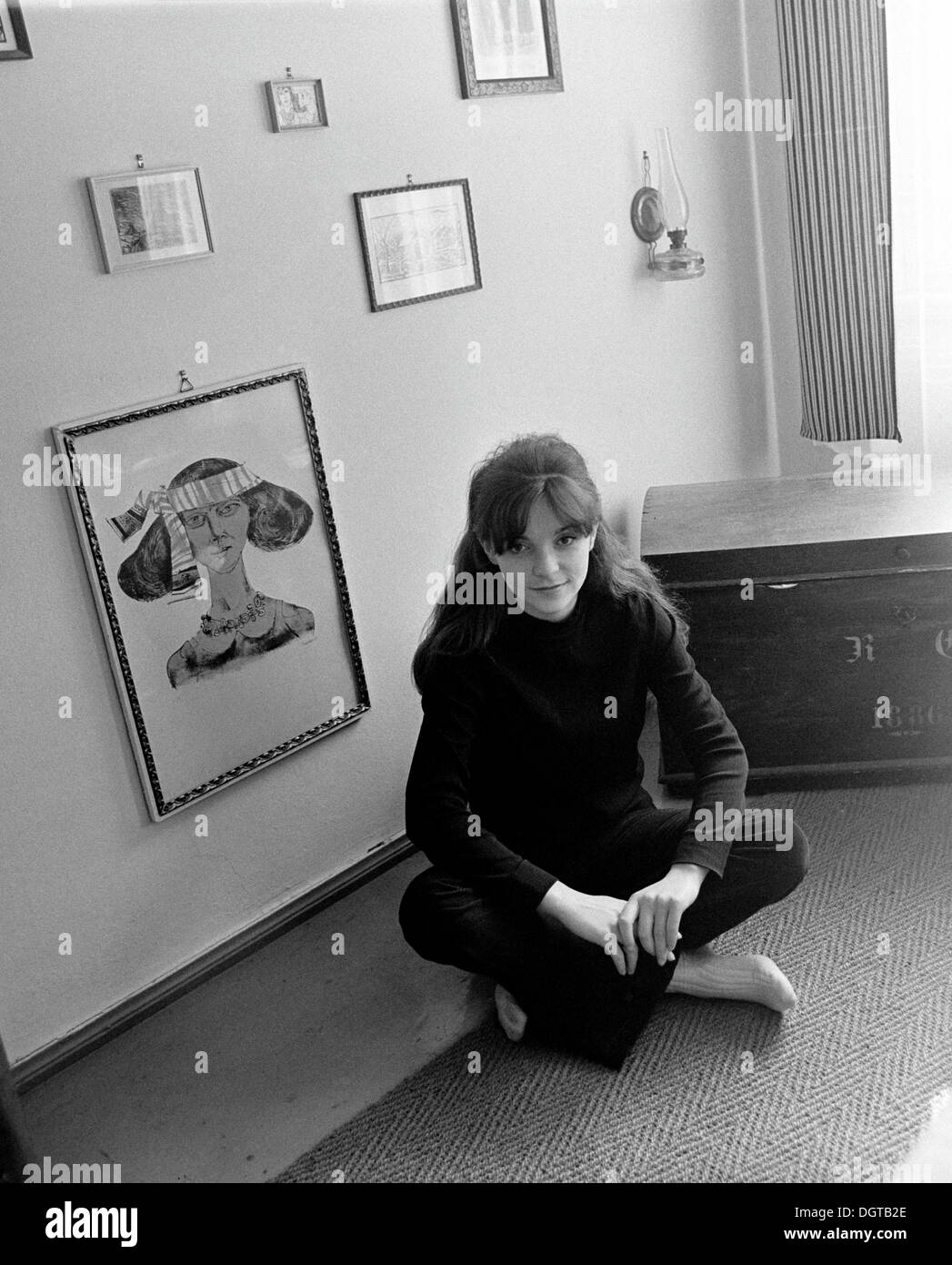 Jeune femme dans son appartement, Leipzig, Allemagne de l'est photographie historique autour de 1974 Banque D'Images