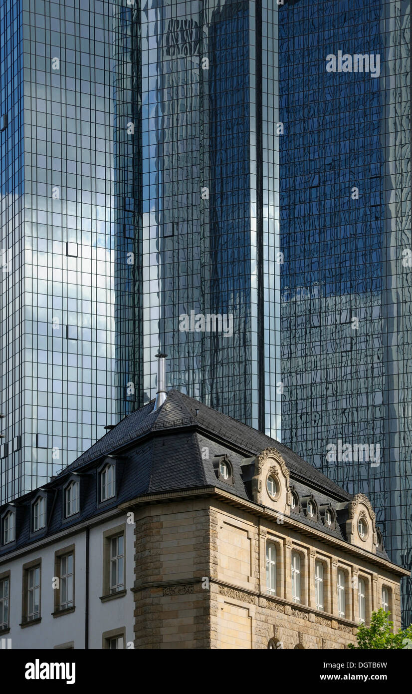 Vieux bâtiment en face de la Deutsche Bank Building, Frankfurt am Main, Hesse Banque D'Images