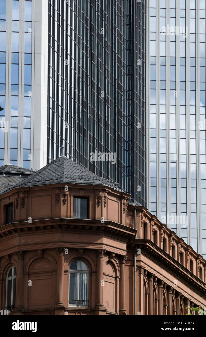 Vieux bâtiment en face d'un immeuble de grande hauteur, Frankfurt am Main, Hesse Banque D'Images
