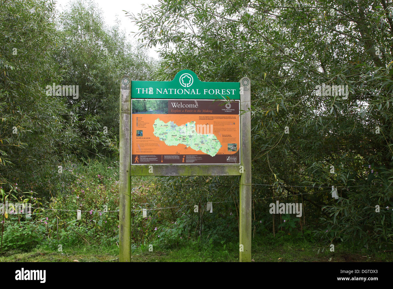 Un panneau à l'entrée de la Forêt Nationale National Memorial Arboretum Banque D'Images